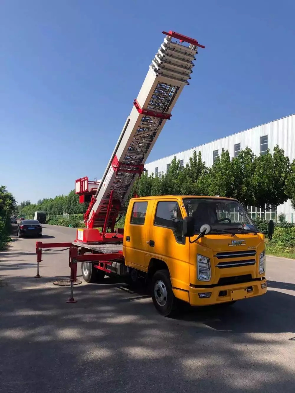 无锡滨湖附近的云梯车出租服务：轻松解决高空作业需求